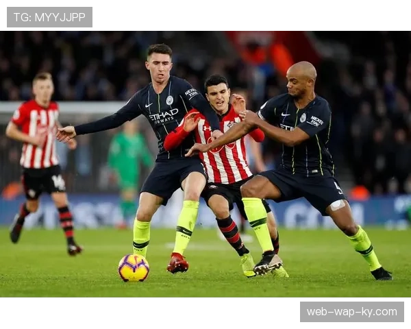 西汉姆联四球大胜展现进攻火力 莫耶斯战术调整见效